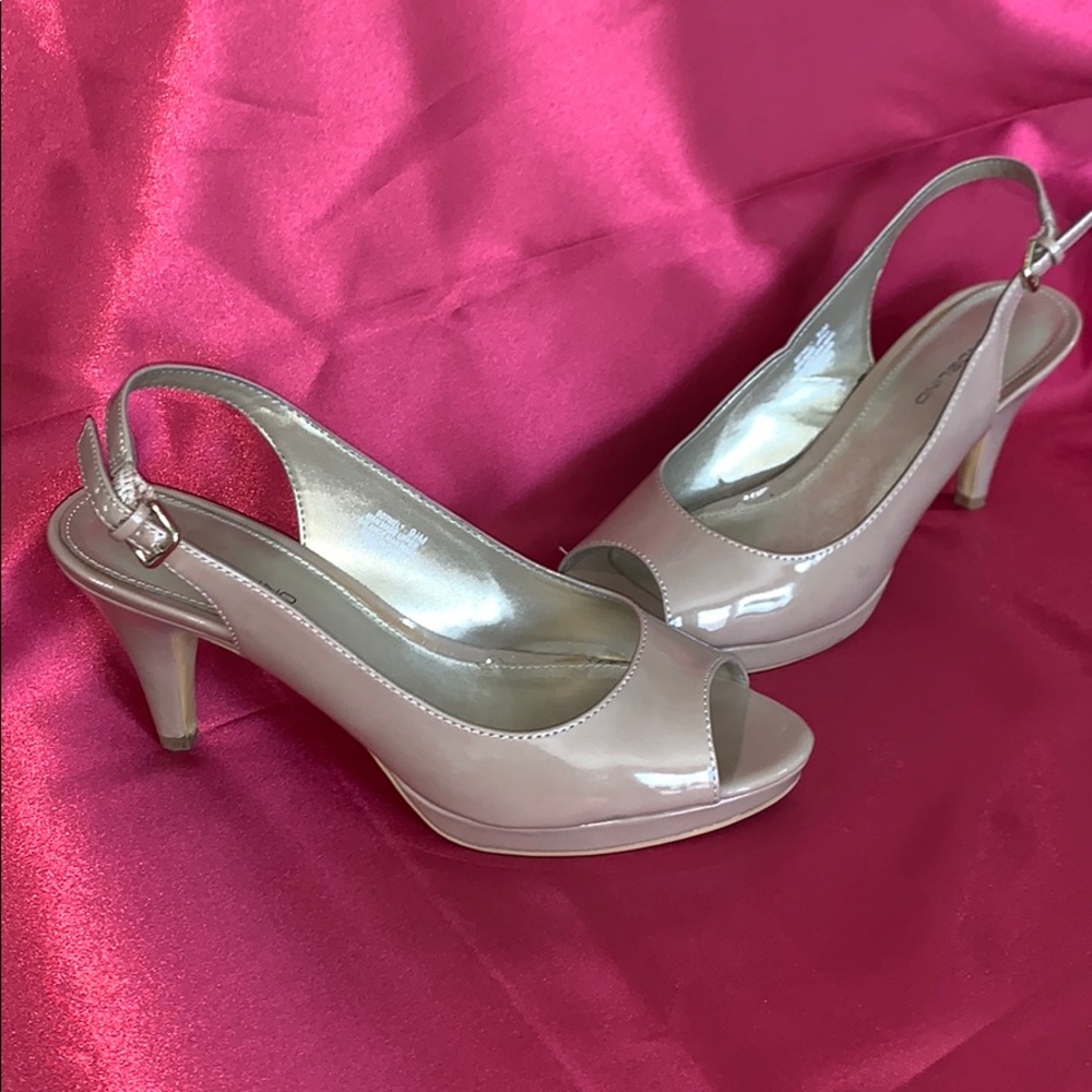Bandolino Taupe patent leather heels